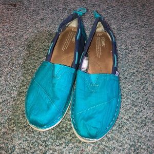 Toms. Barely been worn!